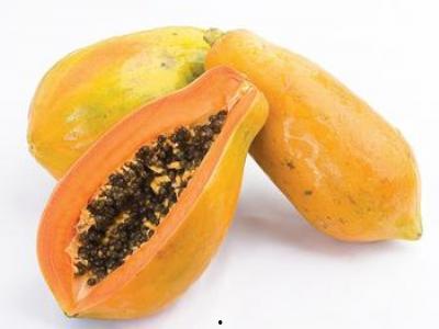 男子步行吃瓜,男子漫步街头，享受悠闲时光