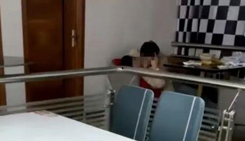 大学食堂吃瓜视频