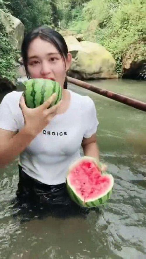 瓜妹吃西瓜,瓜妹畅享夏日西瓜盛宴
