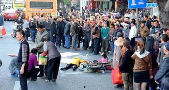 男子吃瓜围观视频,揭秘网络围观现象背后的心理奥秘